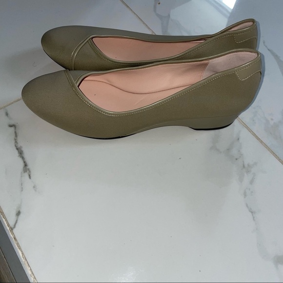 Taryn Rose Tan Flats - Picture 1 of 7